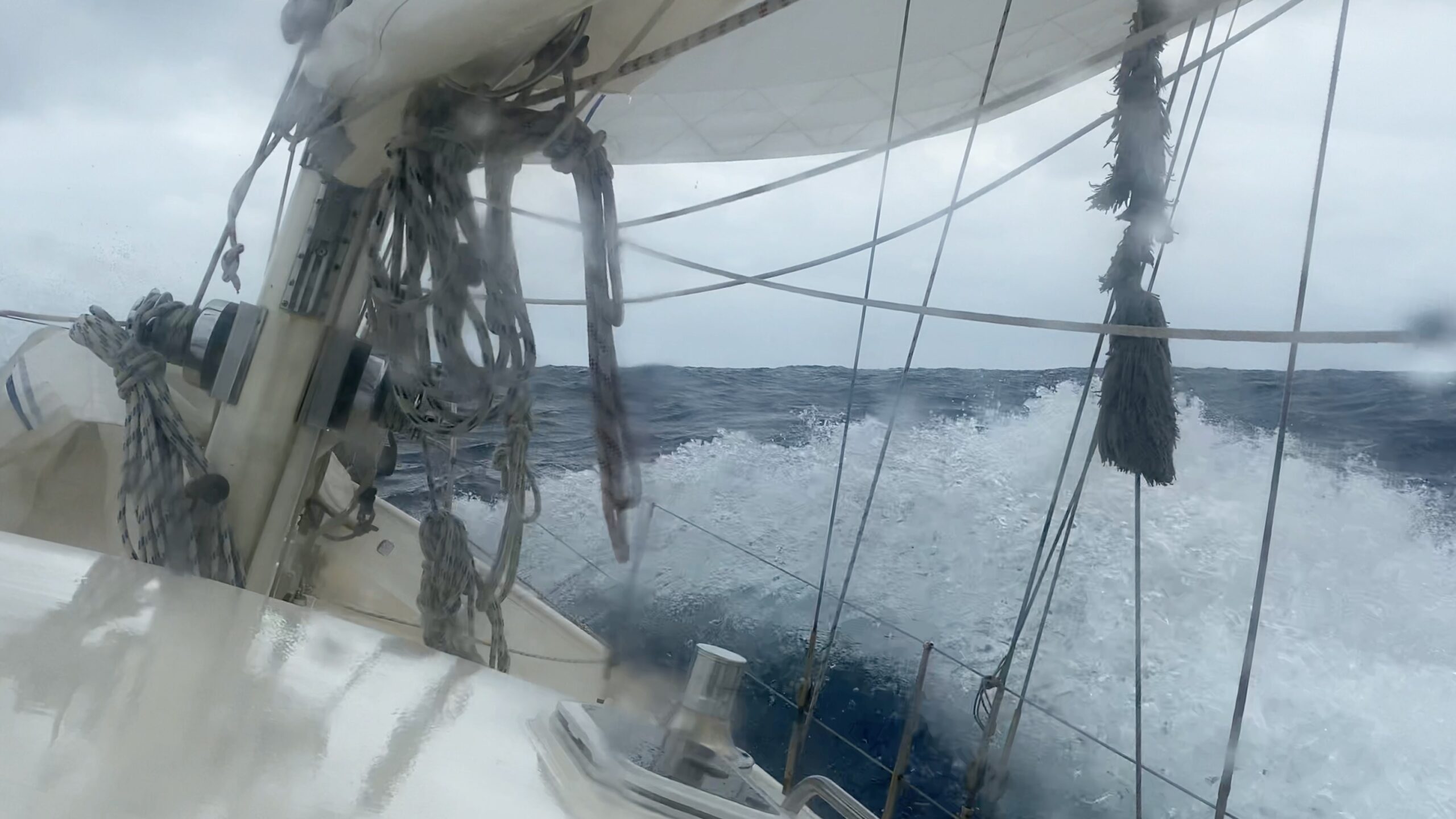 Crossing the Indian Ocean with cross swell and stormy weather